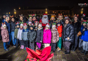 Reprezentacja naszej szkoły pozuje do zdjęcia z Mikołajem.