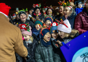 Dzieci odliczają ostatnie sekundy do odpalenia iluminacji.