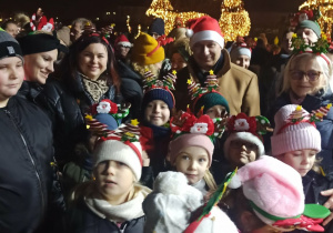 Pan Marcin Witko, rodzice, wychowawcy i dzieci stoją na Placu Kościuszki.