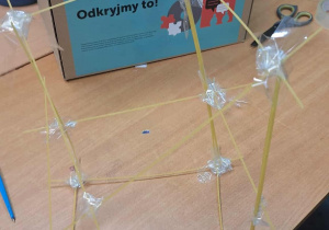 Czworokąt zbudowany z makaronu.