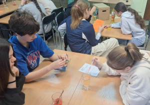Uczniowie w grupach tworzą mieszaniny w szklac