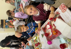 Drugoklasiści ozdabiają bombki podczas zajęć w fabryce bombek.