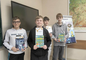 Wyróżnieni w konkursie chłopcy stoją z nagrodami.