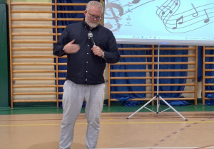 Dr Maciej Dębski stoi przed uczniami.