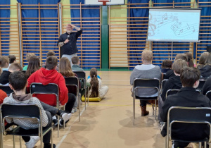 Pan Maciej Dębski prowadzi spotkanie dla uczniów klas IV- VIII.