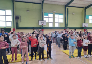 Uczniowie klas I- III wykonują ćwiczenie na rozpoczęcie spotkania.