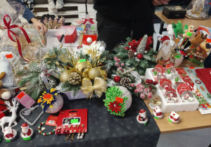 Stroiki i ozdoby świąteczne przygotowane na kiermasz.