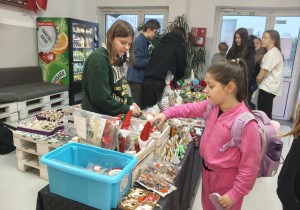 Uczniowie klasy VIIIa sprzedają ozdoby.