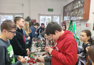 Uczniowie kupują rzeczy świąteczne na kiermaszu.