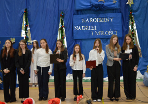 Dziewczynki z zespołu wokalnego gotowe do występu.