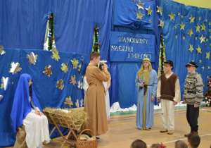 Uczniowie w roli Maryi, Józefa i trzech pastuszków w czasie przedstawienia.