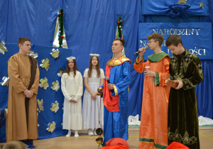 Chłopcy w strojach królów stoją w czasie przedstawienia.