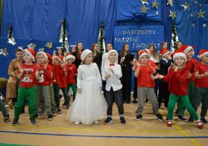 Dzieci z grupy "0" tańczą podczas przedstawienia.