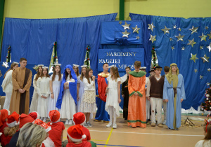 Uczniowie klasy VIIa występujący w jasełkach.