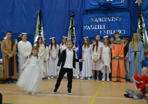 Dziewczynka i chłopiec z grupy przedszkolnej tańczą.