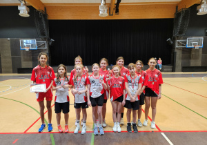 Drużyna naszych dziewczynek stoi z medalami.
