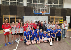 Trzy zwycięskie drużyny z medalami