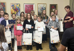 Nasi laureaci I miejsca stoją wśród nagrodzonych.