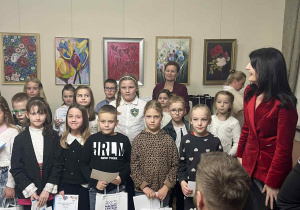 Nasi laureaci III miejsca stoją z innymi nagrodzonymi.