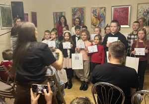 Nasi laureaci II miejsca stoją wśród pozostałych nagrodzonych.