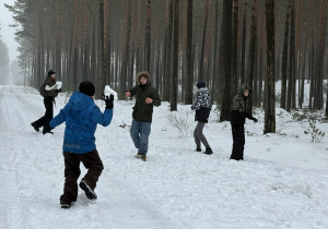 Dzieci rzucają się śnieżkami.