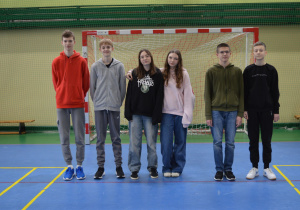 Uczniowie ze 100% frekwencją z klas VII- VIII.