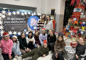 Wolontariusze z zebranymi w ramach akcji darami.