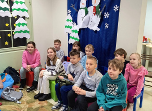 Dzieci siedzą podczas zajęć w MBP.