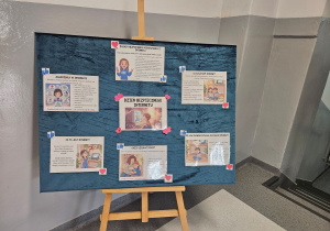 Tablica z okazji DBI stojąca na korytarzu szkoły.