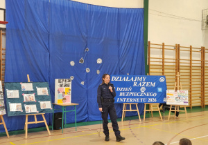 Pani aspirant Natalia Cieślak prowadzi spotkanie z uczniami.