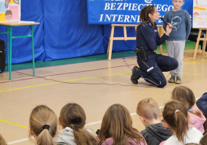 Pani aspirant rozmawia z uczniem.