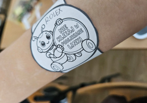 Opaska na ręce dziecka otrzymana z okazji DBI.