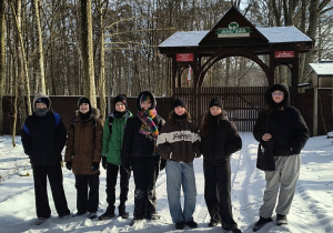 Uczniowie stoją przed zagrodą pokazową.