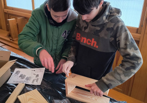 Chłopcy składają budkę dla ptaków.