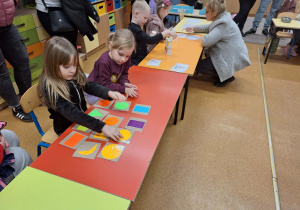 Dzieci wykonują przygotowane zadania.