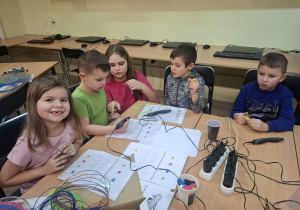 Dzieci wykonują zadania przy użyciu długopisów 3D.