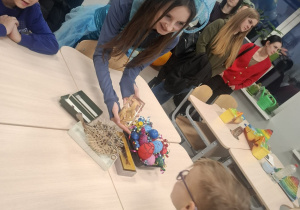 Uczennica klasy VIIa pokazuje dzieciom rybkę rozdymkę.