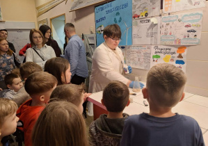 Uczeń klasy VIIIb prezentuje dzieciom doświadczenia chemiczne.