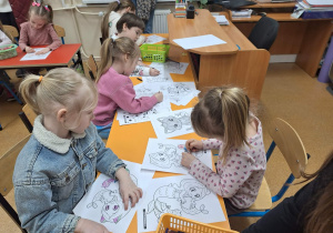 Dziewczynki kolorują malowanki.