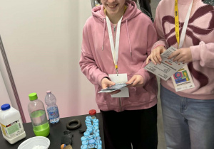 Dziewczynki przy stoisku chemicznym