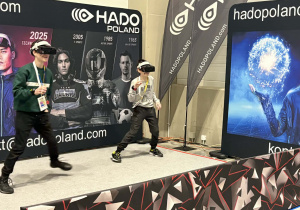 Chłopcy testują okulary VR.