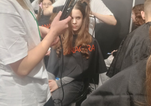 Dziewczyny na stanowisku fryzjerskim