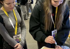 Uczennice klasy VIIb wykonują zadanie przy stanowisku medycznym.