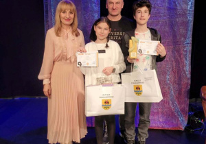 Nagrodzeni uczniowie, Dyrektor Elżbieta Wilczyńska oraz Nauczyciel muzyki Pan Marcin Saktura