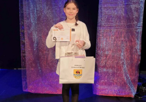 Oliwia Albin z dyplomem i nagrodą