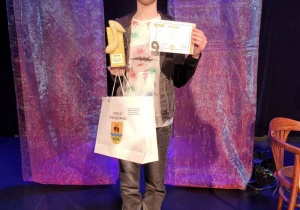 Wojciech Ludwiczak z nagrodą i dyplomem