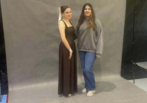 Nadia Grzymska z klasy VIIIb ze swoją modelką