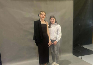 Maja Madej z klasy VIIIIa ze swoją modelką