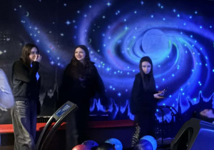 Dziewczyny stoją przy torze w kręgielni.