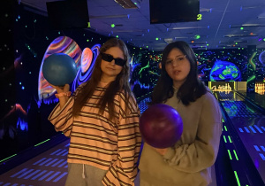 Dwie dziewczyny trzymają kule.